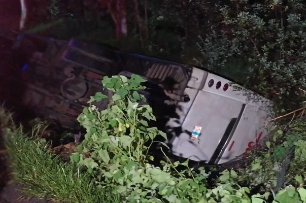 Volcadura de camión en Tláhuac deja 9 pasajeros heridos
