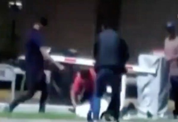 Con policías al lado, dan brutal golpiza a joven en Nayarit #VIDEO