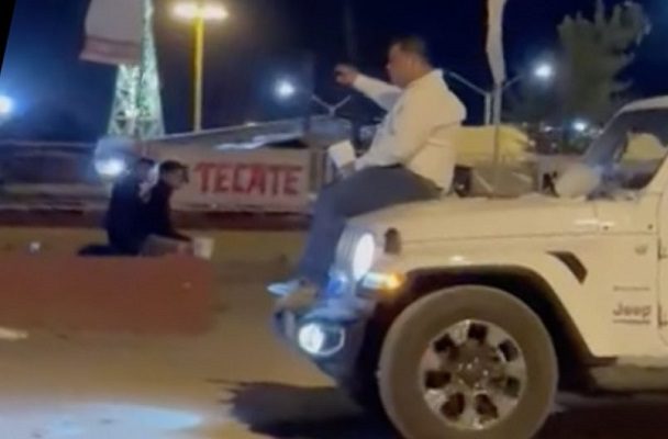 Alcalde en Coahuila pasea en el cofre de una camioneta de lujo #VIDEO