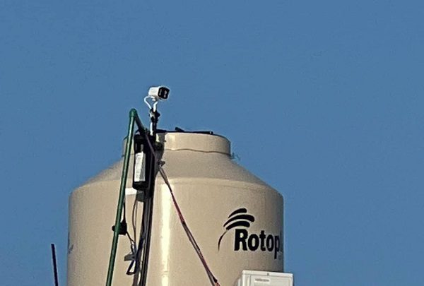 Ante la falta de agua, vigilan con cámara tinaco para evitar robo, en NL