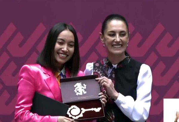 Katia Echazarreta, primera mexicana en ir al espacio, recibe 'la llave' de la CDMX