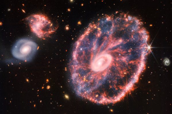 Nueva imagen del James Webb revela el caos de la galaxia 'Rueda de Carro'