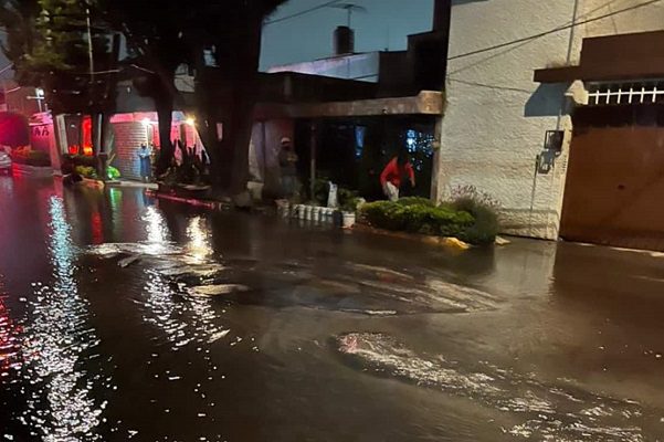 Mega fuga de agua afecta viviendas en la alcaldía Tlalpan