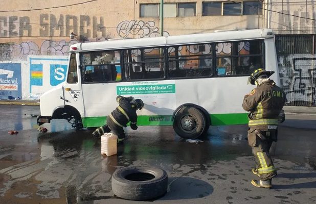Neumático se zafa de microbús y provocó fuga en tanque de gas LP