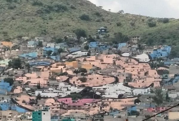 ¡¿Esto es real?! Plasman cara del Dr. Simi en casas de Ecatepec #VIDEO