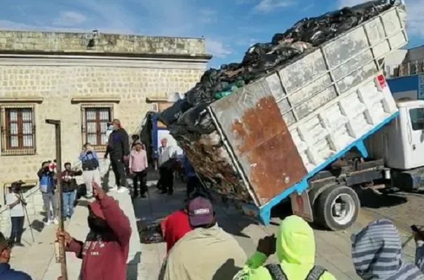 Recolectores tiran basura en palacio municipal de Oaxaca