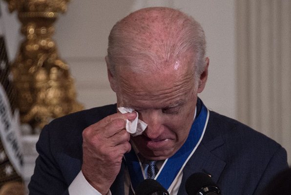 Joe Biden sigue dando positivo a COVID-19, pero sin fiebre y con menos tos