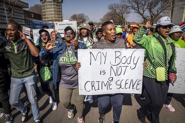 Más de 120 hombres son detenidos por violar a ocho mujeres en Sudáfrica
