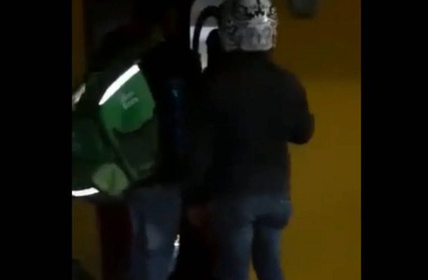 Repartidores de app "cazan" a ladrón hasta su casa y lo golpean #VIDEO