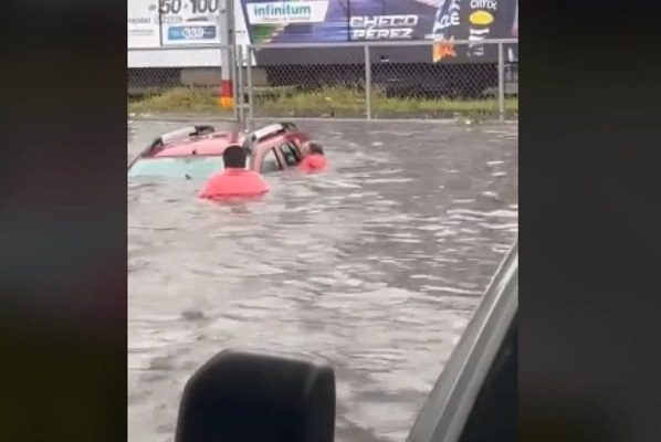 Se viraliza rescate de abuelitos atrapados en auto tras inundación en Guadalajara #VIDEO