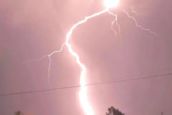 Caída de rayo mata a madre e hijo y deja grave a padre en Buenaventura, Chihuahua