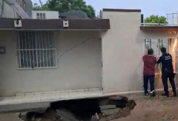 Socavón amenaza con tragarse al menos 16 casas en Hermosillo, Sonora