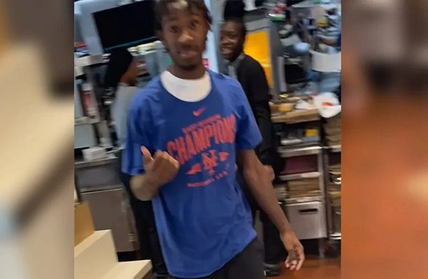 Cliente de McDonald’s dispara a empleado por servirle orden con “papas frías”