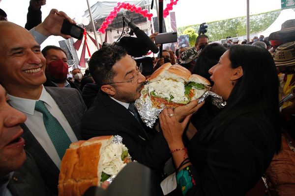 La alcaldía Venustiano Carranza rompe el récord de la torta más grande del mundo