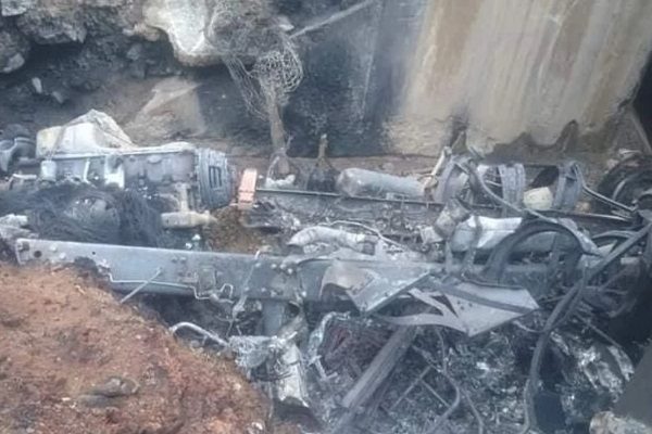 Volcadura de pipa provoca incendio forestal y contaminación de río en Hidalgo