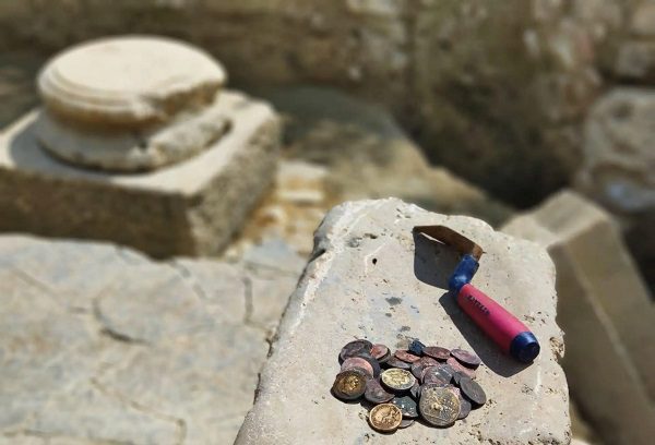 Encuentran tesoro con miles de monedas romanas en termas de Italia