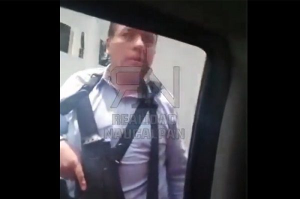 Supuestos policías fuertemente armados amenazan a familia en Edomex #VIDEO