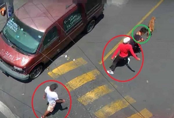 Así detuvieron a dos sujetos que golpearon y asaltaron a repartidor de DiDi en CDMX #VIDEO