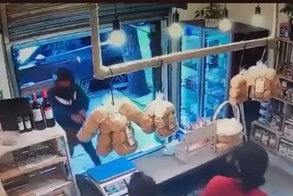 Joven se resguarda de asalto en tienda, pero ladrón lo persigue y atraca a locatario #VIDEO