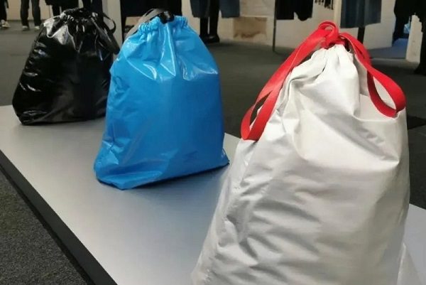 Tunden en redes a Balenciaga por vender "bolsa de basura" en más de 30 mil pesos