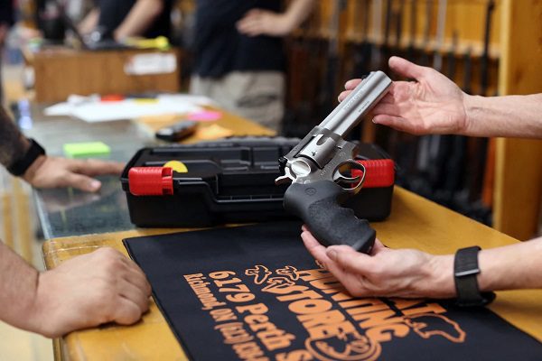 Canadá anuncia que prohibirá temporalmente la importación de armas de fuego