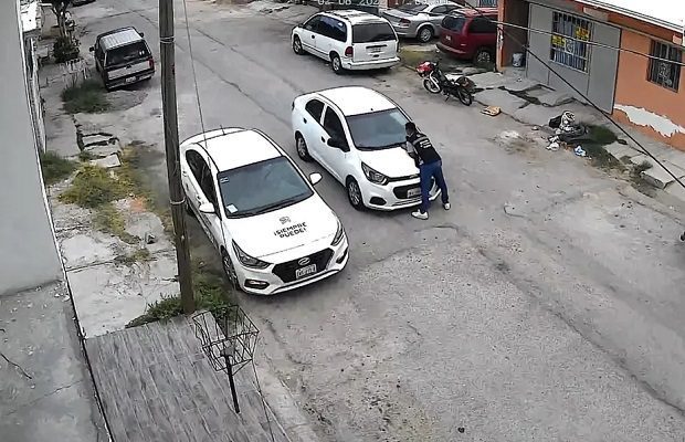 Inspector de Autotransporte de Torreón se sube a auto para detenerlo #VIDEO