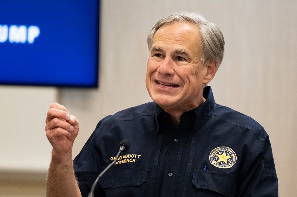 Gobernador de Texas anuncia traslado de migrantes indocumentados a NY