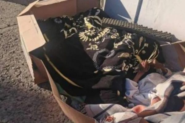 Abandonan a abuelita dentro de cajas de cartón en una calle en Puebla
