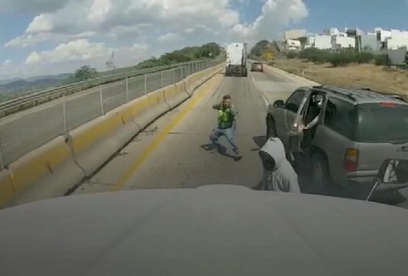 Indigna asalto armado a camión de carga cobre la autopista Querétaro-Irapuato #VIDEOS