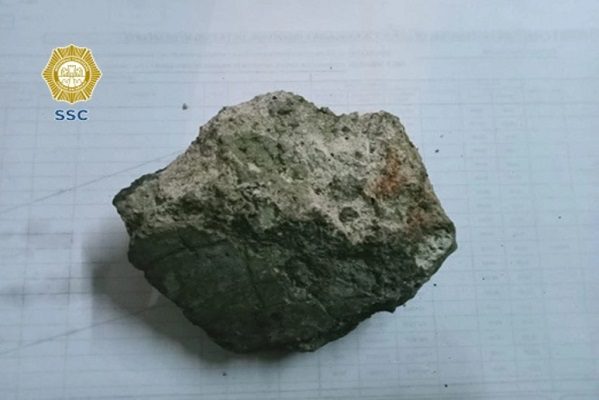 Con piedra en mano, sujeto asalta a joven en calles de CDMX