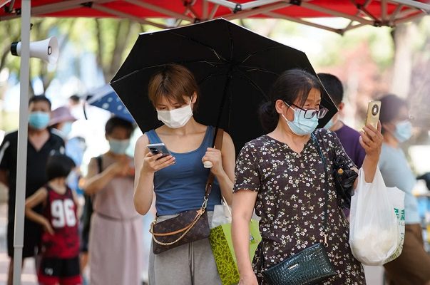 Más de 80 mil turistas quedan varados en China tras brote de Covid-19