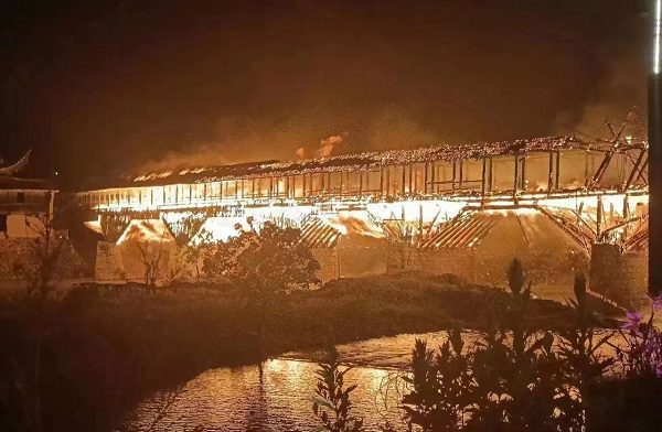 Incendio en China destruye el 'Puente de la Paz Universal', de 900 años de antigüedad