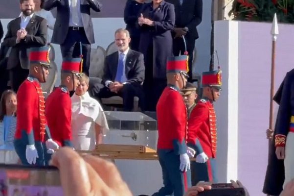 Critican a Felipe VI por no levantarse al paso de la espada de Bolívar en investidura de Petro