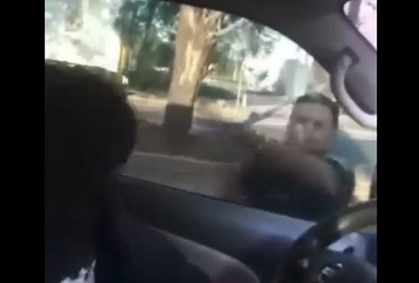 Montachoques en Aguascalientes rompen ventanilla de conductor #VIDEO