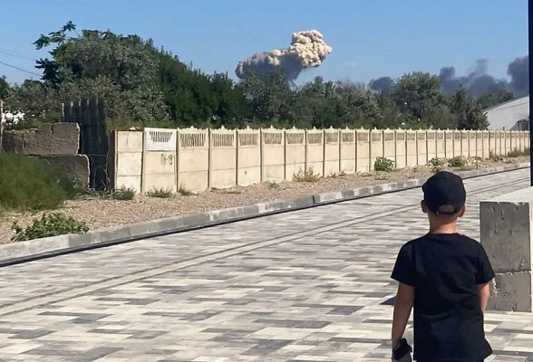 Reportan explosiones en un aeródromo militar en Crimea, Rusia #VIDEOS