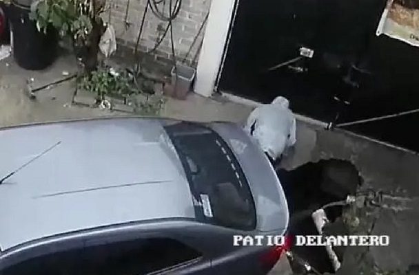 Hombre en Chalco cae socavón que se formó en su domicilio #VIDEO