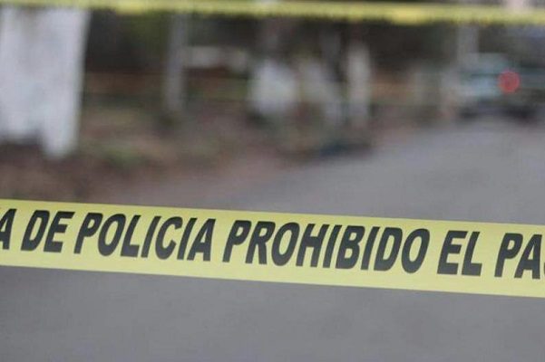 Ejecutan a mujer y abandonan a sus dos hijas pequeñas en una carretera en Guerrero