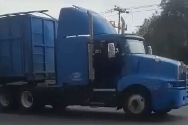 Trailero choca auto, intenta escapar y embiste patrulla en la Texcoco-Lechería #VIDEO