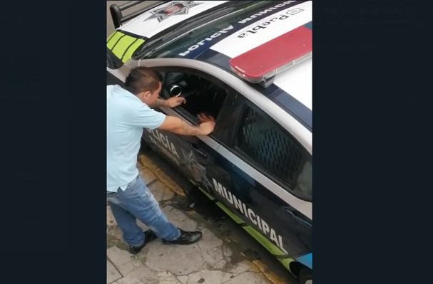 Captan en video a policía municipal en Puebla recibiendo "mordida" #VIDEO