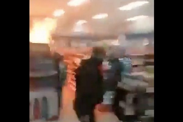 "Pura gente del Mencho", dicen sujetos mientras incendian Oxxo en Guanajuato #VIDEO