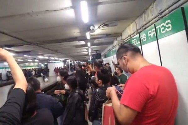 Usuarios del Metro CDMX entonan ‘Ni tú ni nadie’ al unísono #VIDEO