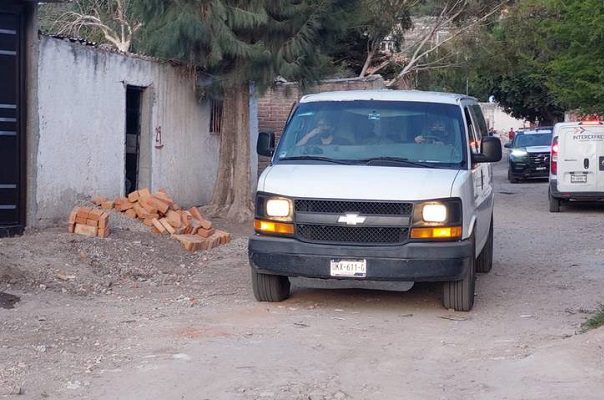 Hombre mata a sus padres a puñaladas en Querétaro; ya lo buscan