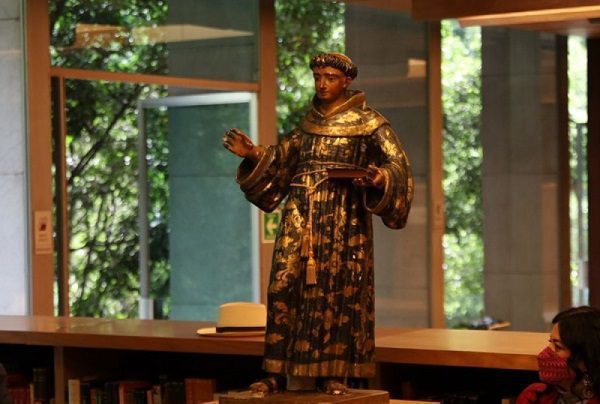 EEUU devuelve a México escultura de oro robada en Morelos en 2002