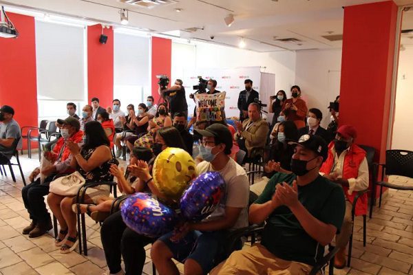 Padres mexicanos se reencuentran con sus hijos en NY tras décadas