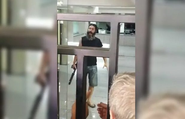 Hombre armado toma rehenes en un banco en Beirut ante bloqueo de sus ahorros #VIDEOS