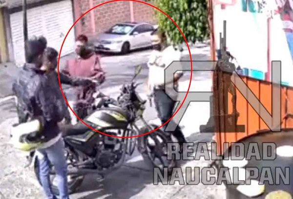 Captan asalto a plena luz del día y frente a puesto de garnachas en Naucalpan #VIDEO