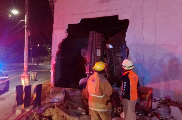 Padre e hijo mueren en Puebla tras impactar su auto contra barda #VIDEOS