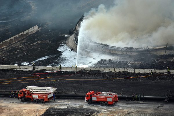 Suman dos bomberos muertos en Cuba por incendio de tanques petroleros