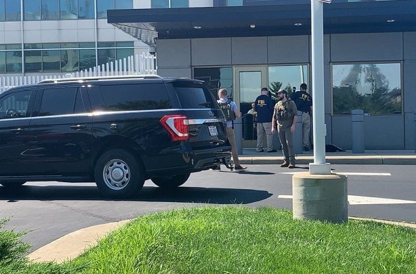 Hombre armado intenta entrar en una oficina del FBI en Ohio y desata tiroteo
