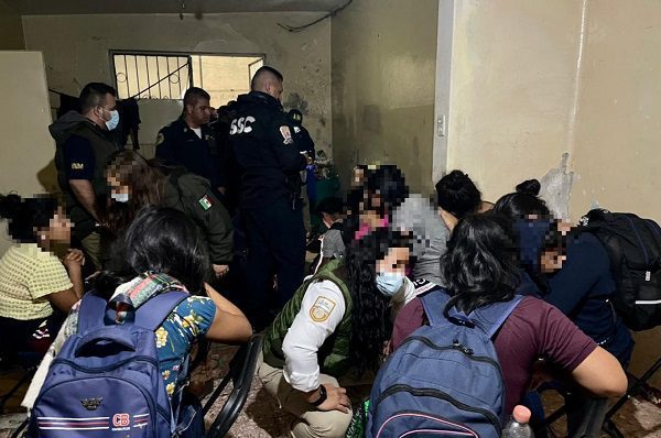 Rescatan a 22 migrantes en predio en CDMX; les exigían dinero para liberarlos